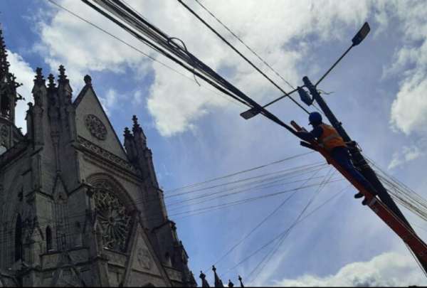 M&aacute;s de 5.000 metros de cable sin utilidad ser&aacute;n retirados del Centro Hist&oacute;rico de Quito.