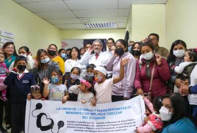 El implante coclear intenta reemplazar el funcionamiento del o&iacute;do interno en ni&ntilde;os que nacieron con hipoacusia o sordera total.