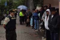 La gente esperó a que abrieran las puertas.