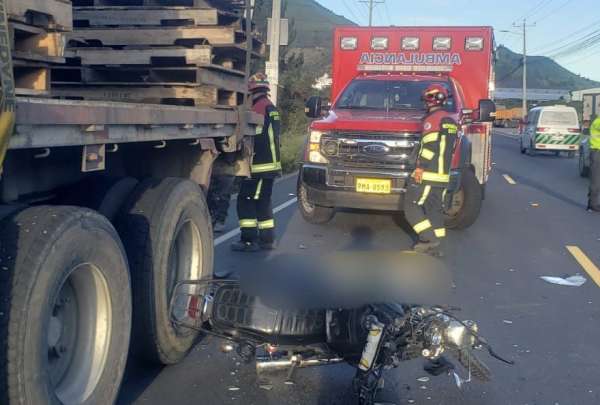 Cuerpo de Bomberos de Quito atendi&oacute; la emergencia en la v&iacute;a a Calacal&iacute;