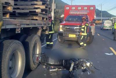 Cuerpo de Bomberos de Quito atendi&oacute; la emergencia en la v&iacute;a a Calacal&iacute;