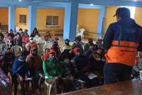 Las autoridades realizan capacitaciones en comunidades de riesgo, como Mulaló, ante una posible erupción del volcán Cotopaxi.
