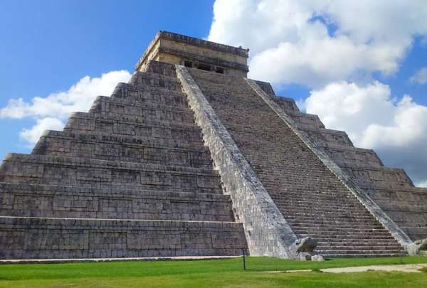 Golpean a un turista por subir por la pirámide de Kukulkán