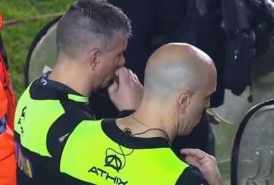 Jugadores y polic&iacute;as se pelearon sobre el campo de juego en Argentina