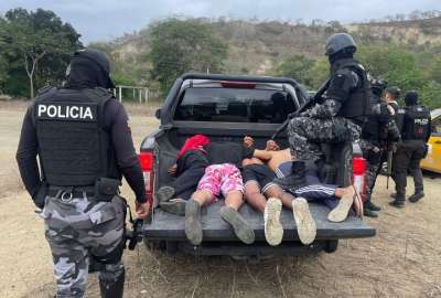 La Polic&iacute;a Nacional captur&oacute; a alias "La Parcera", supuesta cabecilla  del grupo armado 'Los Choneros', junto a nueve integrantes m&aacute;s, tras un enfrentamiento en Puerto L&oacute;pez, Manab&iacute;.
