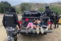 La Policía Nacional capturó a alias "La Parcera", supuesta cabecilla del grupo armado 'Los Choneros', junto a nueve integrantes más, tras un enfrentamiento en Puerto López, Manabí.