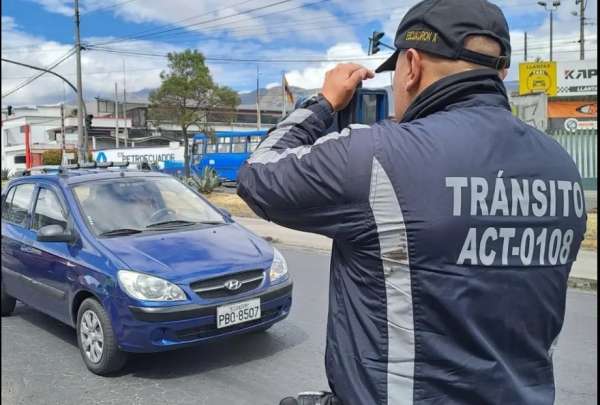 Los agentes de tr&aacute;nsito har&aacute;n controles con normalidad por el pico y placa. 