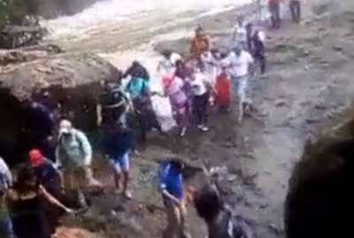 La crecida del r&iacute;o sorprendi&oacute; a turistas que visitaban una cascada, en Napo.