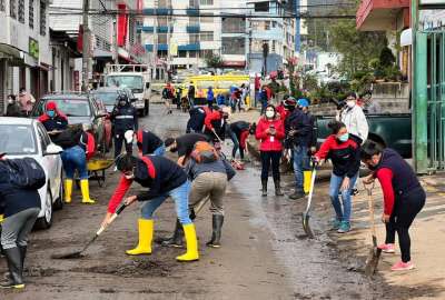 Contin&uacute;an las labores de limpieza en las zonas afectadas del aluvi&oacute;n en Quito
