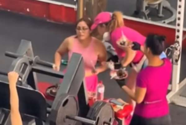 Un grupo de amigas fueron capturadas mientras com&iacute;an un pastel en pleno gym.