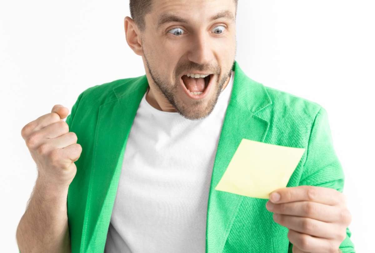 Dos ladrones robaron una tarjeta y compraron un boleto de lotería que resultó ser ganador