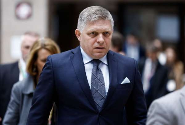  Robert Fico, primer ministro de Eslovaquia, fue herido en un tiroteo, tras salir de una reuni&oacute;n.