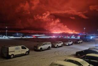 Erupci&oacute;n volc&aacute;nica deja impresionantes im&aacute;genes en Islandia