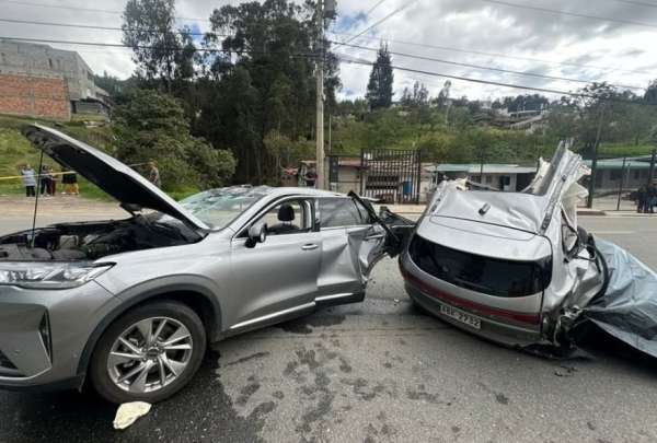 &iexcl;Impactante! Accidente automovil&iacute;stico en Cuenca cobr&oacute; la vida de tres personas