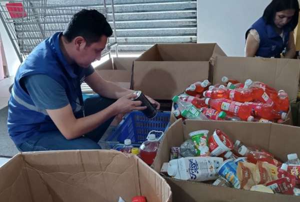 En un supermercado en Azuay, productos como bebidas, pan, galletas, salsas, bebidas alcoh&oacute;licas, entre otros estaban caducados desde el 2022.