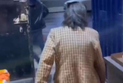 Una madre furiosa sac&oacute; a correazos a su hijo de un bar. 