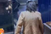 Una madre furiosa sac&oacute; a correazos a su hijo de un bar. 