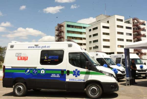 Cuatro hospitales del IESS de Azuay y Ca&ntilde;ar recibieron ocho nuevas ambulancias.&nbsp;