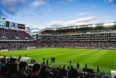 Liga Deportiva Universitaria y Delf&iacute;n se enfrentan en el estadio Rodrigo Paz Delgado.