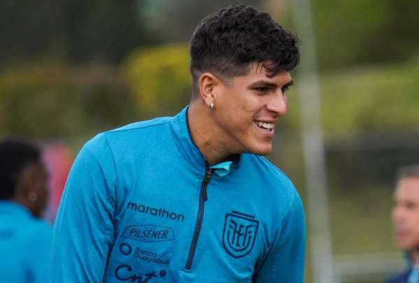 Piero Hincapi&eacute; sonr&iacute;e durante un entrenamiento de la Selecci&oacute;n