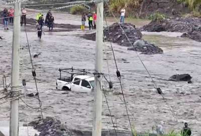 Un veh&iacute;culo qued&oacute; atrapado debido a la creciente del r&iacute;o.