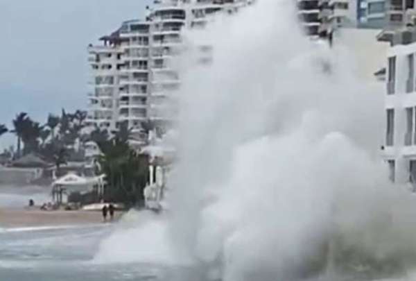 En 26 playas ecuatorianas se registra un oleaje alto.