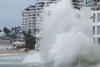 Ecuador: 26 playas est&aacute;n en alerta roja por oleaje