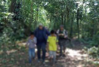 Polic&iacute;as rescatan a seis ni&ntilde;os en la selva de Ecuador