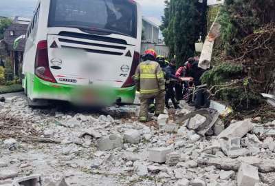 Quito: Bus se impact&oacute; contra un cerramiento y dej&oacute; nueve heridos