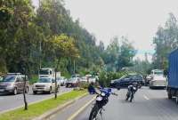 En la Simón Bolívar se registró el choque de un vehículo contra un árbol.