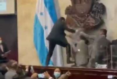 Un manifestante fue parte de una quema de artefactos en protesta por la toma de posesi&oacute;n de Juan Orlando Hern&aacute;ndez el pasado s&aacute;bado.