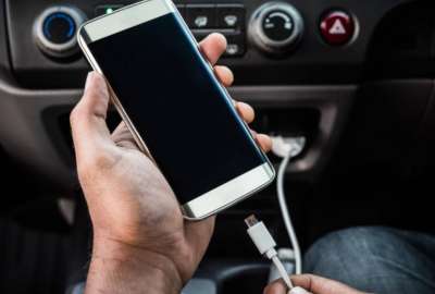 &iquest;Por qu&eacute; no es recomendable cargar el celular en el veh&iacute;culo?