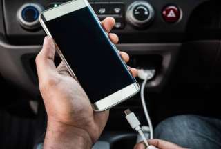 &iquest;Por qu&eacute; no es recomendable cargar el celular en el veh&iacute;culo?