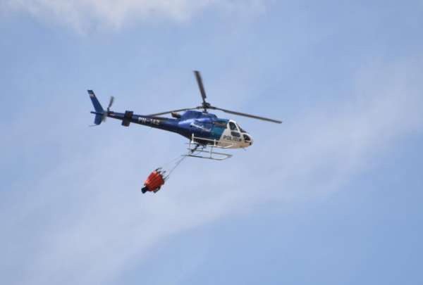 La Polic&iacute;a Nacional ha destinado efectivos y un helic&oacute;ptero para el control de los incendios. 