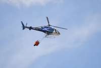 La Policía Nacional ha destinado efectivos y un helicóptero para el control de los incendios.