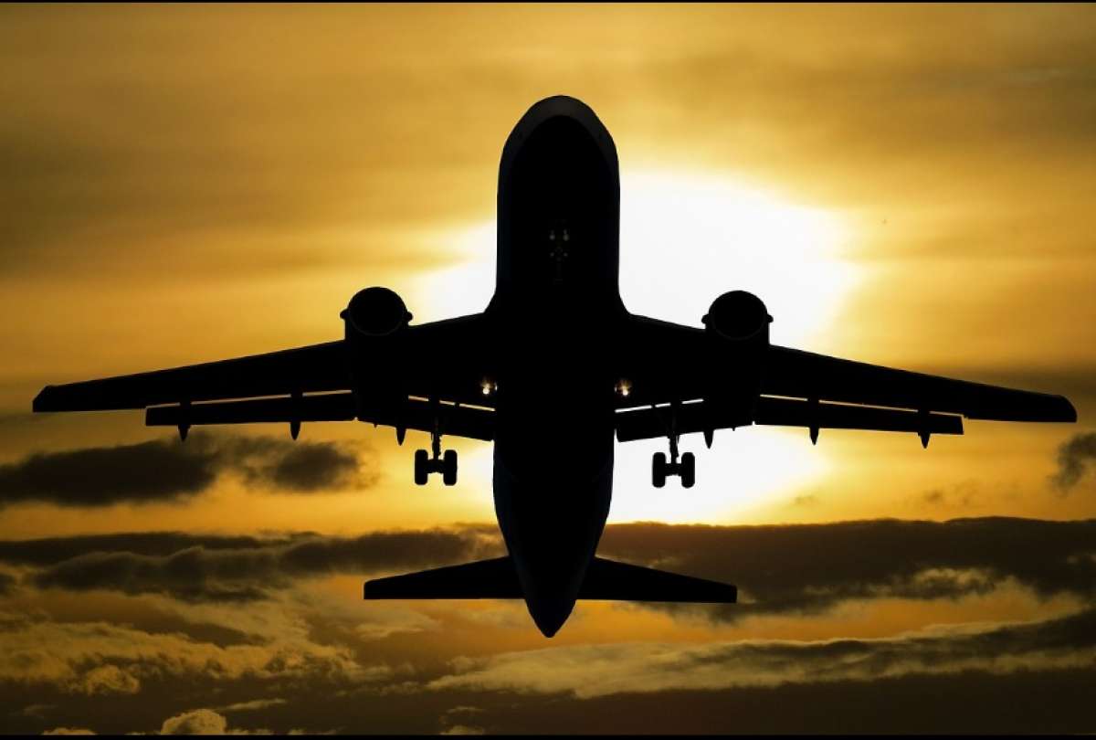 Un avión se incendió en pleno vuelo