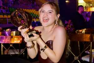 Mar Rend&oacute;n celebra su victoria como Mejor Artista Rock en los Premios Heat 2024, superando a Juanes y Molotov.