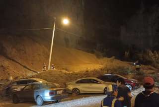Veh&iacute;culos fueron sepultados en el estacionamiento de borde de Z&aacute;mbiza por deslizamiento de tierra
