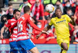 Pervis Estupi&ntilde;&aacute;n (der.) controla el bal&oacute;n durante el partido entre Villarreal y Granada