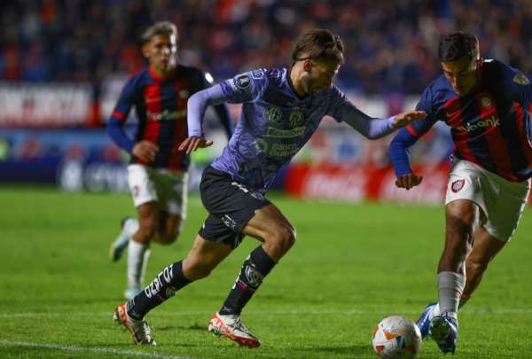 Lautaro D&iacute;az (izq.) defiende el bal&oacute;n en el partido disputado en el Nuevo Gas&oacute;metro.
