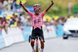 Entre bailes, Alexander Cepeda se prepar&oacute; para etapa 10 de la Vuelta de Espa&ntilde;a