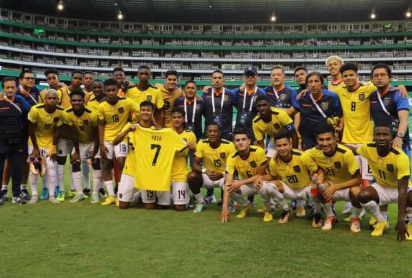 Los jugadores de Ecuador le dieron su apoyo a Emerson Pata, tras el duelo contra Bolivia.