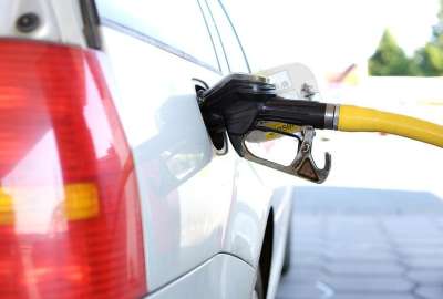 Baja el precio de la gasolina s&uacute;per