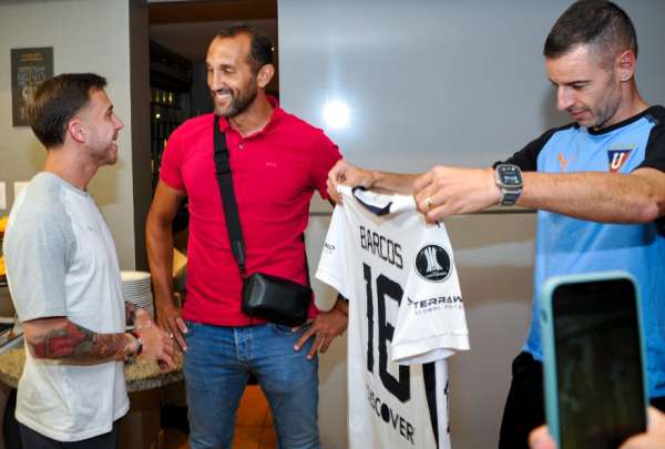 Hern&aacute;n Barcos visit&oacute; a los jugadores de Liga de Quito