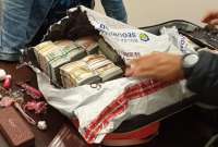 El dinero en efectivo fue hallado en la maleta de mano de una pasajera de nacionalidad ecuatoriana.