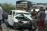 El accidente ocurrido en la vía Guayaquil-Santa Elena dejó una persona fallecida y dos heridas.