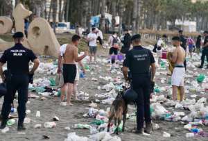As&iacute; qued&oacute; la playa de La Malagueta, en M&aacute;laga, tras las festividades por el inicio del verano.