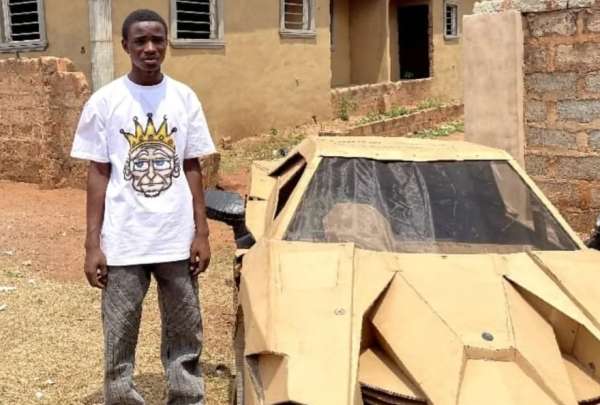 Tale Ntedahmad, de Nigeria, construy&oacute; un carro de cart&oacute;n.