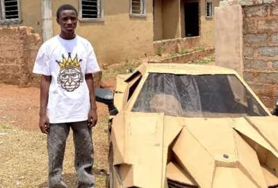 Tale Ntedahmad, de Nigeria, construy&oacute; un carro de cart&oacute;n.
