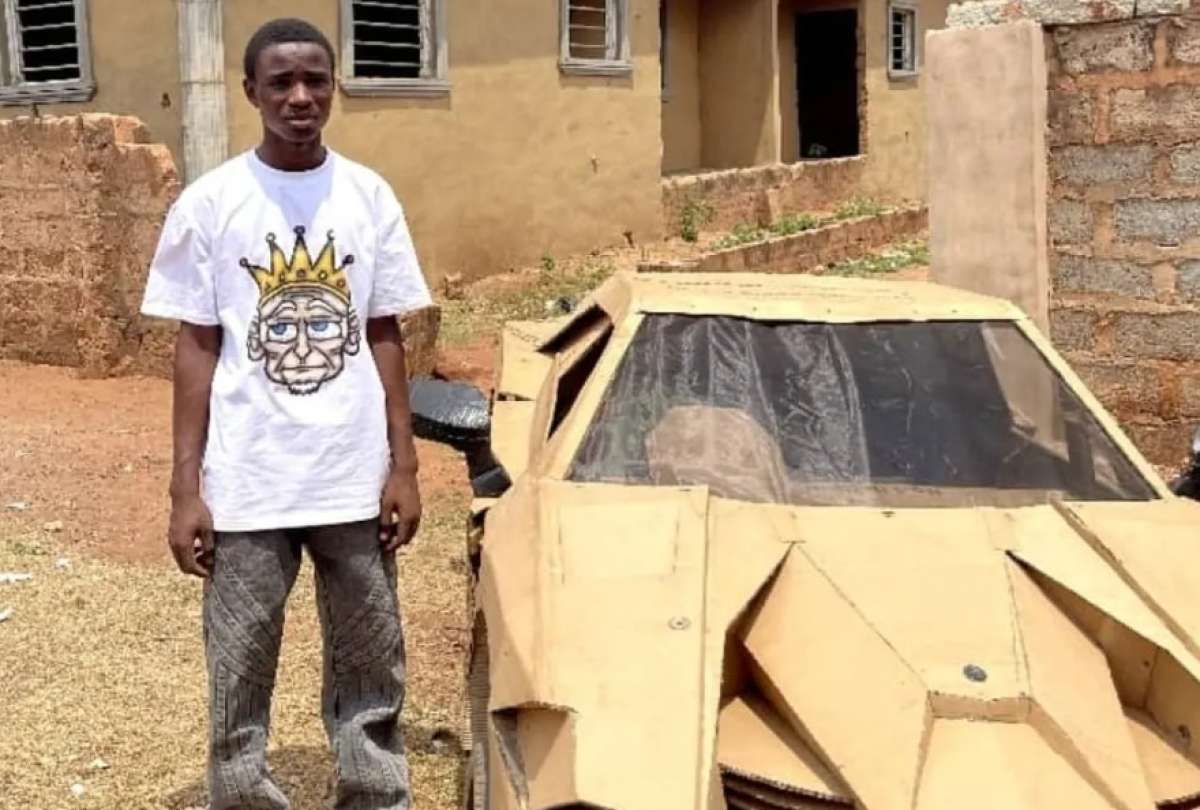 Tale Ntedahmad, de Nigeria, construyó un carro de cartón.